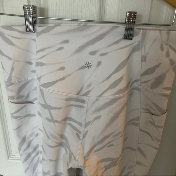 Athleta white and gray Salutation Stash Pocket II 7/8 leggings size medium - Picture 5 of 5
